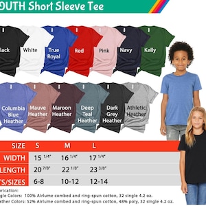 K&ouml;nnte beinhalten: Kurz&auml;rmliges T-Shirt f&uuml;r Jugendliche in verschiedenen Farben, darunter Schwarz, Wei&szlig;, True Royal, Rot, Pink, Marine, Kelly, Columbia Blue Heather, Mauve Heather, Maroon Heather, Deep Teal Heather, Dark Grey Heather und Athletic Heather. Die Gr&ouml;&szlig;entabelle zeigt die Breite und L&auml;nge des Shirts in Zoll f&uuml;r die Gr&ouml;&szlig;en S, M und L. Das Shirt besteht aus 100 % Airlume gek&auml;mmter und ringgesponnener Baumwolle f&uuml;r unifarbene Farben und 52 % Airlume gek&auml;mmter und ringgesponnener Baumwolle, 48 % Polyester f&uuml;r melierte Farben.