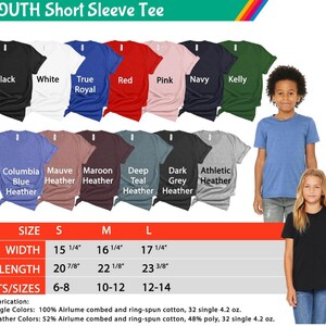 Puede incluir: Tabla de tallas para camiseta de manga corta para j&oacute;venes con opciones de color que incluyen negro, blanco, azul royal, rojo, rosa, azul marino, verde oscuro, azul columbia heather, malva heather, marr&oacute;n heather, azul teal oscuro heather, gris oscuro heather y gris heather atl&eacute;tico. La tabla muestra las medidas de ancho y largo en pulgadas para las tallas 6-8, 10-12 y 12-14.