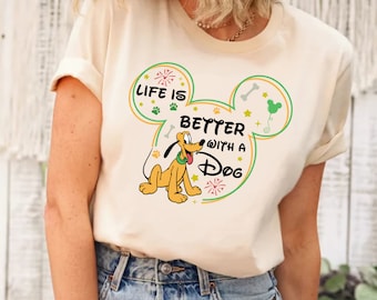 La vita è migliore con una camicia per cani, camicia per amante dei cani, camicia per cani Disney, maglietta per cani Dug, Plutone, Nana, camicia per vacanze in famiglia Magic Kingdom Disneyland