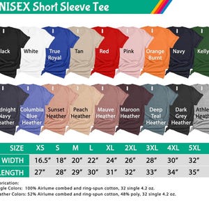Puede incluir: Exhibici&oacute;n de camisetas unisex de manga corta en varios colores, incluyendo negro, blanco y azul marino. La imagen incluye una tabla de tallas con medidas en cm, que van desde la XS hasta la 5XL, y detalles de la tela.