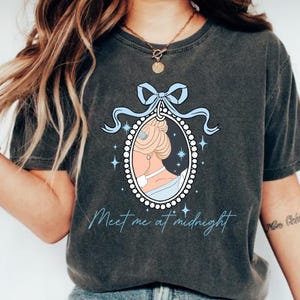 Camiseta "Meet Me At Midnight", Camiseta da Princesa Cinderela da Disney, Camiseta da Princesa Cinderela da Disney, Camiseta da Princesa Cinderela, Camiseta da Cinderela