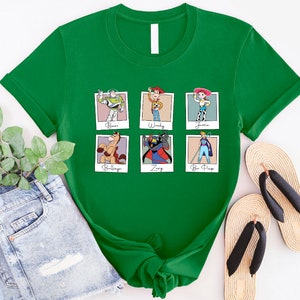 Puede incluir: Camiseta verde con un gr&aacute;fico de seis personajes de Toy Story en marcos Polaroid. Los personajes son Buzz Lightyear, Woody, Jessie, Bullseye, Zurg y Bo Peep. El texto debajo de cada personaje dice "Buzz", "Woody", "Jessie", "Bullseye", "Zurg" y "Bo Peep".