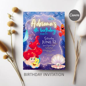 Pu&ograve; includere: Un invito di compleanno a tema sirena. L'invito presenta il testo "Adriana's 4th birthday party" con la data "12 giugno". Il design include illustrazioni di una sirena, un pesce e una conchiglia.