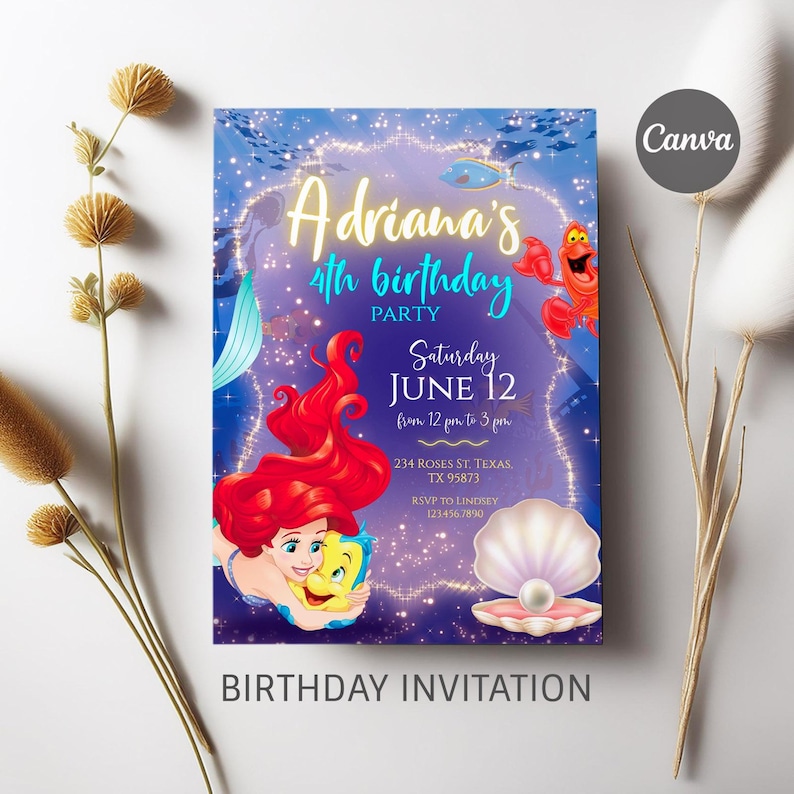 Pu&ograve; includere: Un invito di compleanno a tema sirena. L'invito presenta il testo "Adriana's 4th birthday party" con la data "12 giugno". Il design include illustrazioni di una sirena, un pesce e una conchiglia.