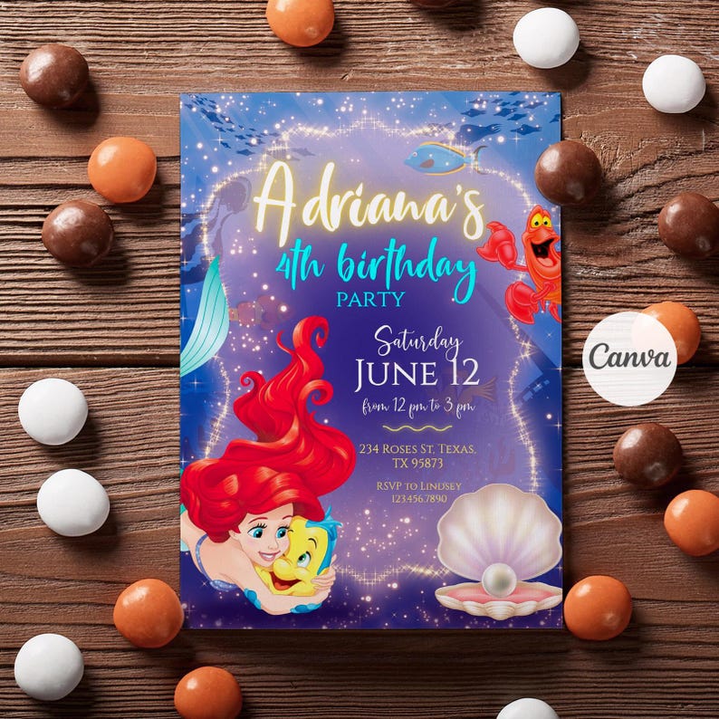 Pu&ograve; includere: Un invito per una festa di compleanno a tema sirena. L'invito recita "4&deg; compleanno di Adriana" con data e ora. Il design include illustrazioni di una sirena, un granchio e una conchiglia, il tutto su uno sfondo blu e viola.
