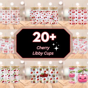 以下が含まれることがあります： 竹製の蓋とストローが付いた、透明なガラス製のLibbyカップのコレクション。カップには、さくらんぼ、リボン、ハートなど、ピンクと赤の様々なさくらんぼをテーマにしたデザインが施されています。画像には「20+ Cherry Libby Cups」というテキストが含まれています。