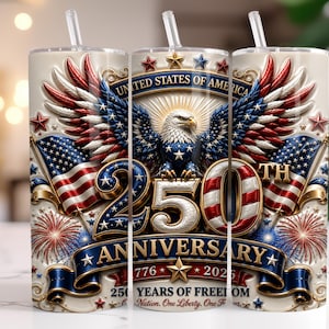 Könnte beinhalten: Ein Edelstahlbecher mit einem patriotischen Design zum 250. Jahrestag der Vereinigten Staaten. Das Design zeigt einen Adler, amerikanische Flaggen und den Text "250th Anniversary 1776-2026". Enthält einen durchsichtigen Strohhalm.