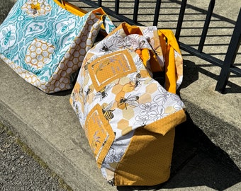 Impresionante Bee Market Tote está hecho a mano con tela 100% algodón. Este bolso aporta diversión a los recados cotidianos. Lavable en la lavadora.