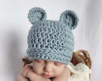 Gorro de crochê com urso azul para recém-nascido, ideal para presentear o bebê ou para usar como acessório em fotos.