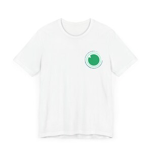 K&ouml;nnte beinhalten: Wei&szlig;es T-Shirt mit einem gr&uuml;nen Kreis-Motiv auf der linken Brust. Der Kreis hat einen blauen Umriss und einen wei&szlig;en inneren Kreis.