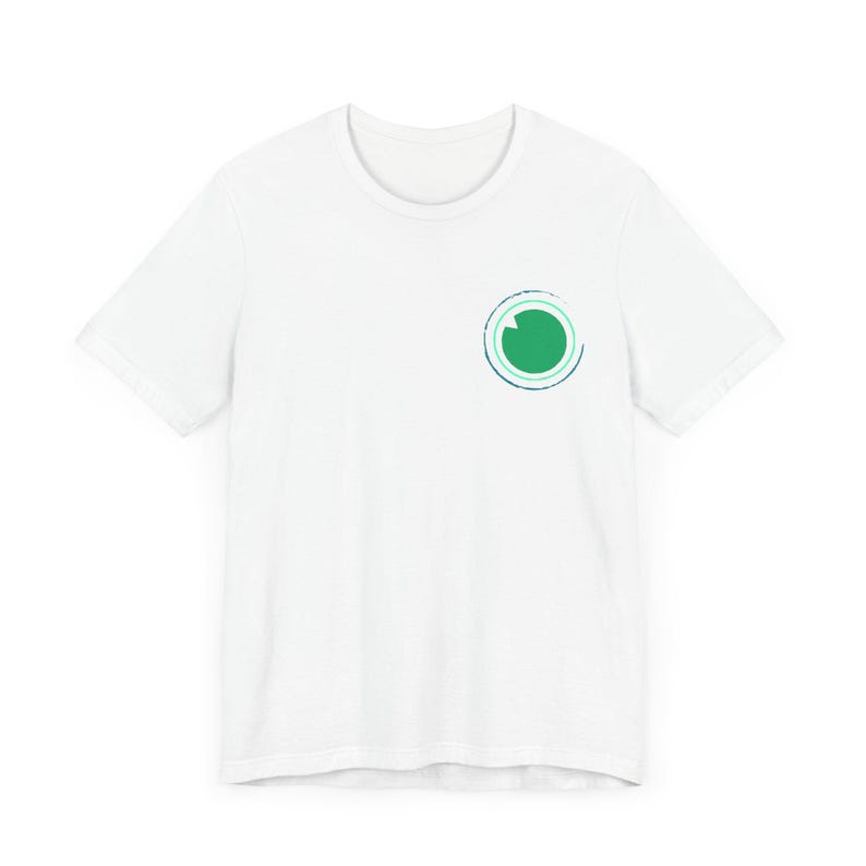 K&ouml;nnte beinhalten: Wei&szlig;es T-Shirt mit einem gr&uuml;nen Kreis-Motiv auf der linken Brust. Der Kreis hat einen blauen Umriss und einen wei&szlig;en inneren Kreis.