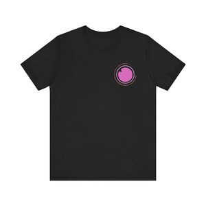 K&ouml;nnte beinhalten: Schwarzes T-Shirt mit einem pinkfarbenen Kreis-Motiv auf der linken Brust.
