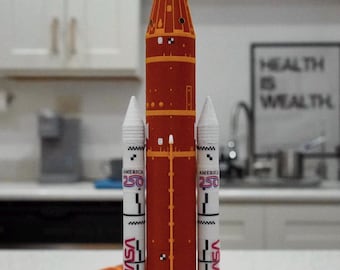 Modelo a escala 1:200 del cohete del sistema de lanzamiento espacial Artemis II
