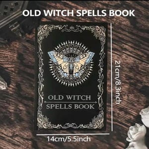 以下が含まれることがあります： 「OLD WITCH SPELLS BOOK」と書かれた黒い本。蝶のデザインが施されています。本の幅は14cm、高さは21cmです。蝶は青、タン、白のディテールがあります。本の縁には装飾的なスクロールワークがあります。