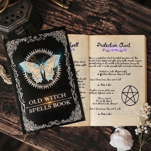 以下が含まれることがあります： 「OLD WITCH SPELLS BOOK」のテキストと蝶のイラストが入った閉じた本と、「Protection Chart」のテキストと五芒星のシンボルが入った開いた本。