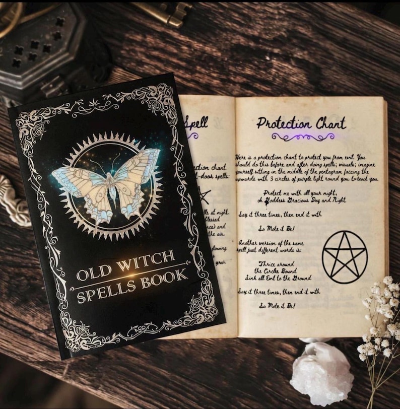 以下が含まれることがあります： 「OLD WITCH SPELLS BOOK」のテキストと蝶のイラストが入った閉じた本と、「Protection Chart」のテキストと五芒星のシンボルが入った開いた本。