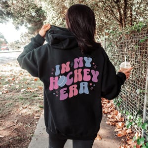 Moletom personalizado "Girl In My Hockey Era" para meninas de hóquei, camisa com nome personalizado, camisa para crianças, suéter de hóquei para meninas jogadoras de hóquei imagem 3