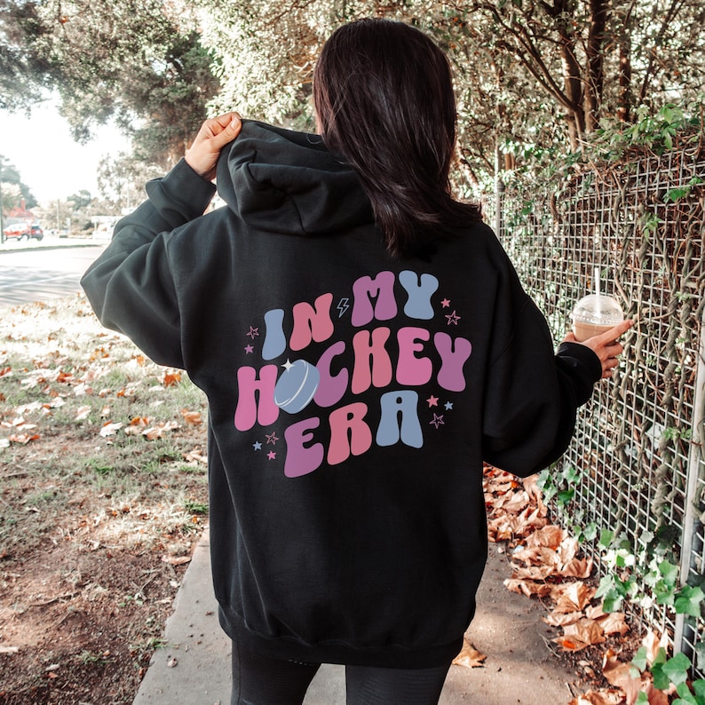 Moletom personalizado "Girl In My Hockey Era" para meninas de hóquei, camisa com nome personalizado, camisa para crianças, suéter de hóquei para meninas jogadoras de hóquei imagem 3