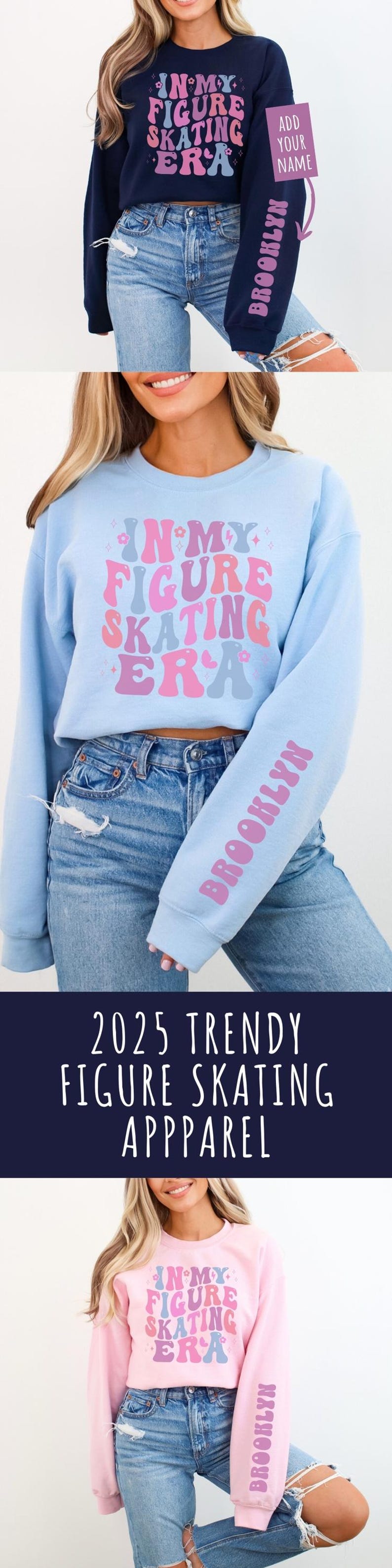 K&ouml;nnte beinhalten: Drei verk&uuml;rzte Sweatshirts in Pink, Hellblau und Dunkelblau mit dem Text "IN MY FIGURE SKATING ERA" in einer Retro-Schrift. Die &Auml;rmel jedes Sweatshirts haben das Wort "BROOKLYN" in pinker Schrift aufgedruckt.