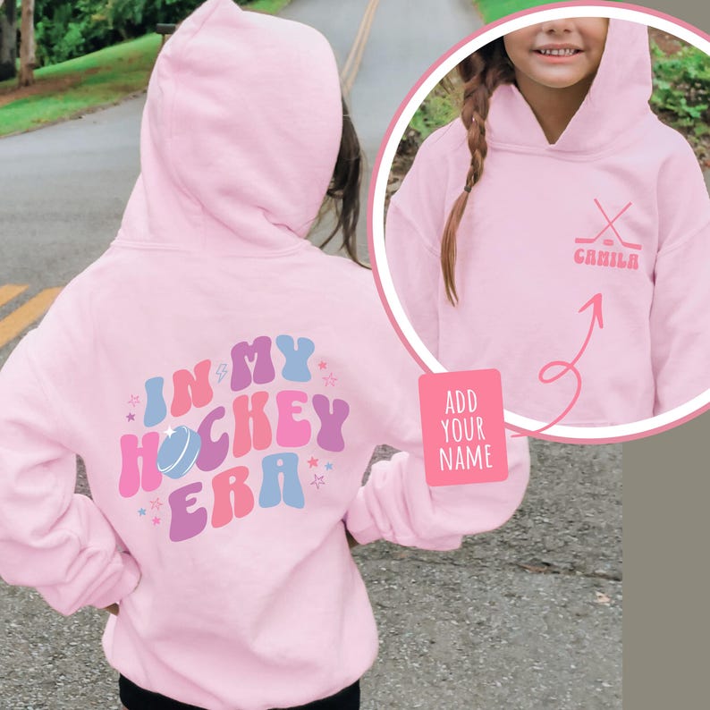 Moletom personalizado "Girl In My Hockey Era" para meninas de hóquei, camisa com nome personalizado, camisa para crianças, suéter de hóquei para meninas jogadoras de hóquei imagem 2