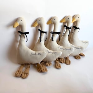 Op de afbeelding: Een set van drie keramische mokken met een gespikkelde, matte afwerking. De mokken zijn in crème, lichtgrijs en donkergrijs. Elke mok heeft een eenvoudig, minimalistisch ontwerp, perfect voor koffie of thee.