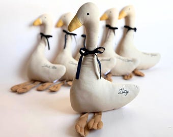 Juguete de peluche de ganso nórdico, regalo personalizado para baby shower, idea de cumpleaños con temática de ganso con nombre personalizado, animal de peluche Woldorf, juguete Montessori para niño