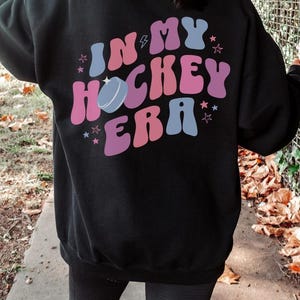 Moletom personalizado "Girl In My Hockey Era" para meninas de hóquei, camisa com nome personalizado, camisa para crianças, suéter de hóquei para meninas jogadoras de hóquei imagem 11