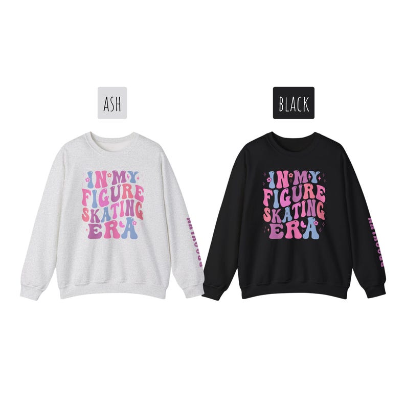 K&ouml;nnte beinhalten: Zwei lang&auml;rmelige Sweatshirts mit dem Text "In My Figure Skating Era" in einer bunten Retro-Schrift. Ein Sweatshirt ist aschgrau und das andere ist schwarz.