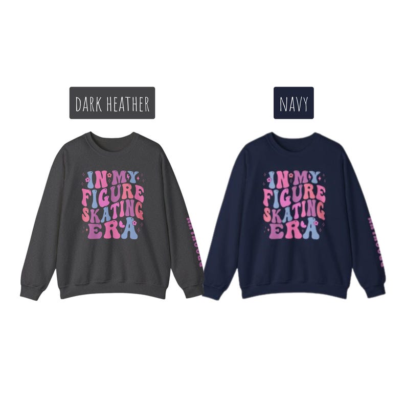 K&ouml;nnte beinhalten: Zwei lang&auml;rmelige Sweatshirts mit dem Text "In My Figure Skating Era" in rosa, blau und lila Buchstaben. Der Pullover links ist dunkelgrau meliert und der Pullover rechts ist marineblau.