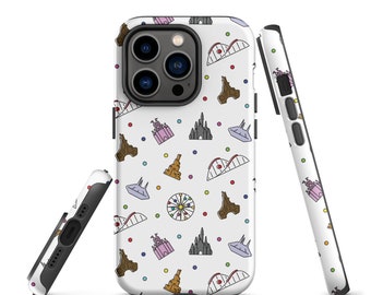 Puede incluir: Funda de teléfono blanca con un patrón repetido de iconos de parque de atracciones en varios colores. El diseño incluye montañas rusas, castillos y otras atracciones. La funda se muestra desde múltiples ángulos.
