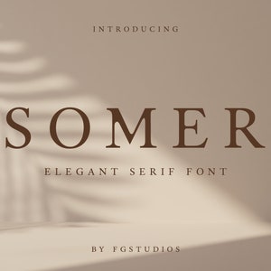 Peut inclure: Présentation de SOMER, une police de caractères serif élégante. Le mot SOMER est affiché en police serif brune sur un fond beige clair avec l'ombre d'une feuille en arrière-plan.