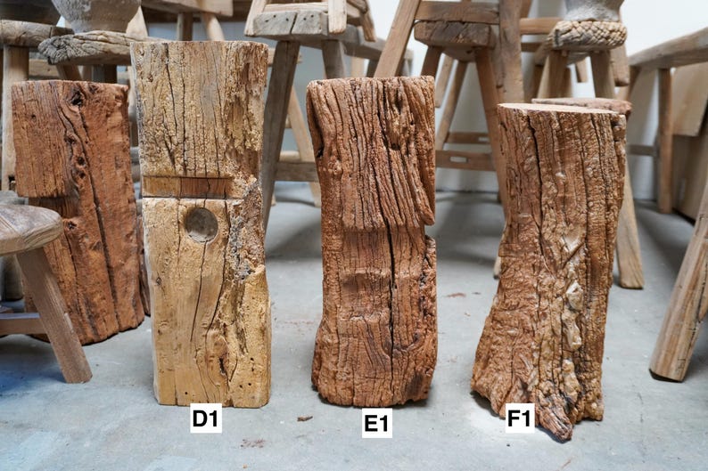 K&ouml;nnte beinhalten: Drei vertikale Holzbl&ouml;cke mit rauen, verwitterten Texturen und nat&uuml;rlichen Braunt&ouml;nen. Die Bl&ouml;cke sind mit D1, E1 und F1 beschriftet. Jedes St&uuml;ck weist einzigartige Maserungen, tiefe Risse und organische Formen auf, die ein rohes Aussehen zeigen.