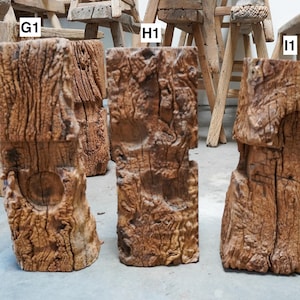 K&ouml;nnte beinhalten: Drei vertikale, rechteckige Holzbl&ouml;cke mit den Bezeichnungen G1, H1 und I1. Jeder Block weist eine raue, verwitterte, hellbraune Textur mit tiefen nat&uuml;rlichen Maserungen, Astl&ouml;chern und Vertiefungen auf. Die Holzoberfl&auml;chen wirken gealtert.
