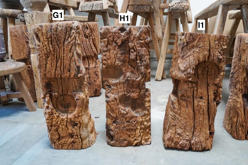 K&ouml;nnte beinhalten: Drei vertikale, rechteckige Holzbl&ouml;cke mit den Bezeichnungen G1, H1 und I1. Jeder Block weist eine raue, verwitterte, hellbraune Textur mit tiefen nat&uuml;rlichen Maserungen, Astl&ouml;chern und Vertiefungen auf. Die Holzoberfl&auml;chen wirken gealtert.