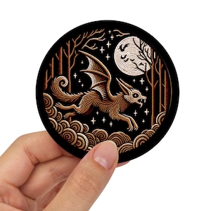 Cryptid Forest Spirit Gesticktes Bügelbild – Folk Horror Fledermaus Kreatur, Nachtbestie im Holzschnitt Stil