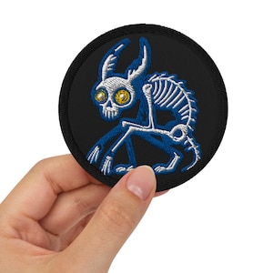 Parche termoadhesivo bordado de criatura críptica Wendigo: accesorio folclórico espeluznante