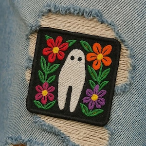 Parche bordado Fresno Nightcrawler, criatura críptica Cottagecore, accesorio termoadhesivo