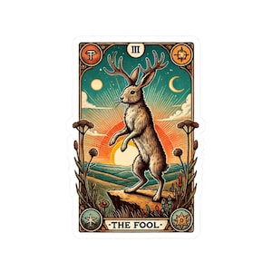 Tarotkaartontwerp 'The Fool' met jackalope, cryptisch wezen, mystieke sticker, Kiss-Cut-stickers, grillige sticker, fantasiesticker
