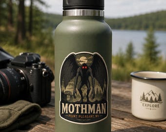 Puede incluir: Una botella de agua de acero inoxidable color verde oliva con tapa negra y una pegatina que muestra una criatura Mothman oscura con ojos rojos brillantes, un puente y el texto MOTHMAN POINT PLEASANT, WV, sobre un fondo de bosque y cielo lunar.