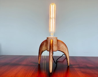 Lámpara de mesa o escritorio única, hecha a mano, moderna, retro, cohete, de mediados de siglo: original, trípode, era espacial atómica, vintage, 1950, 60, danesa, mediados de siglo