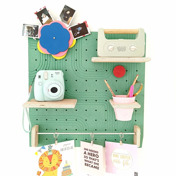 PEGBOARD "11 OKARÉ vert HELENA". 48cmx48cm base Valchromat étagères okoumé