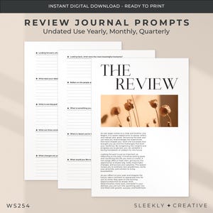 Może przedstawiać: Drukowalna strona z podpowiedziami do dziennika z tytułem "The Review" w czarnym kolorze na białym tle. Strona zawiera wzór kwiatowy z suszonymi makami w odcieniach brązu i beżu. Tekst na stronie zawiera podpowiedzi do refleksji i wyznaczania celów.