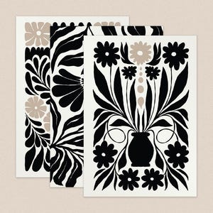 Könnte beinhalten: Drei Kunstdrucke mit schwarzen und beigen floralen Designs auf weißem Hintergrund. Die Drucke zeigen stilisierte Blumen, Blätter und eine Vase. Der Text "SLEEKLY + CREATIVE" befindet sich unten.