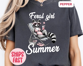 フェラルガールサマーシャツ、面白いアライグマミームTシャツ、レトロビーチシャツ、皮肉なトレンドシャツ、サマーバイブスTシャツ、ガールエラシャツ