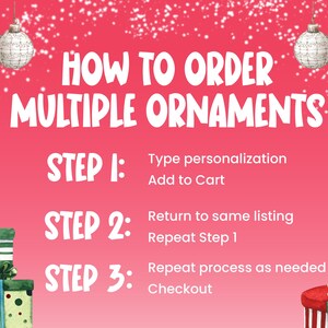 Op de afbeelding: Een felroze instructieafbeelding met de titel HOW TO ORDER MULTIPLE ORNAMENTS. Het bevat drie stappen: STEP 1: Type personalization, Add to Cart. STEP 2: Return to same listing, Repeat Step 1. STEP 3: Repeat process as needed, Checkout. Versierd met witte ornamenten en cadeauverpakkingen.