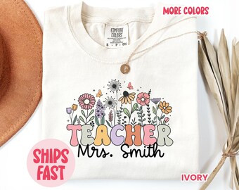 Camiseta personalizada com o nome do professor Wildflowers™ para a Sra. Smith – Camiseta personalizada para presente de professor e blusa fofa e estilosa para a sala de aula de volta às aulas (TCH_068)