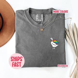 Rainbow Goose-skjorta, HBTQ+ Pride-t-shirt, Rainbow Goose-design i mjuka, bekväma färger, unisex-t-shirt, Pridefestivalpresent PRD_027