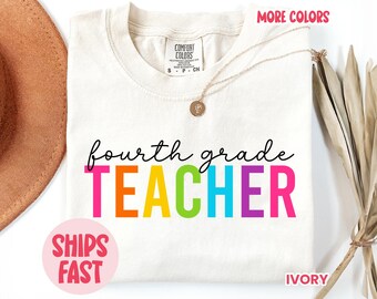 Comfort Colors® T-shirt för fjärde klasslärare, regnbågsfärgad T-shirt för fjärde klass-laget, gåva för lärare i skolan – TSH_061