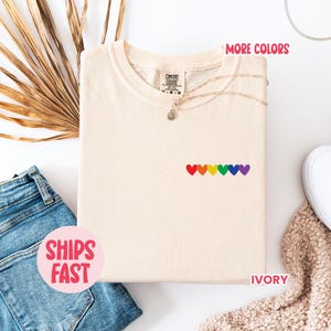 Regenbogen Herz Taschen T-Shirt, Subtiles Stolz Shirt, Unisex LGBT Geschenk, minimalistisches Regenbogen Herz Grafik T-Shirt, alltägliches Stolz Kleid - PRD_064