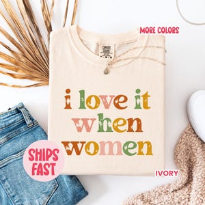 Camiseta "Me encanta cuando las mujeres", camiseta del orgullo, camiseta del mes del orgullo, regalo de los derechos de los homosexuales, camiseta de la igualdad, camiseta de apoyo LGBTQIA+, regalo para LGBTQ